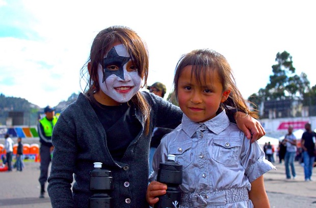 Niños kiss QF Cuenca Quitofest 2014