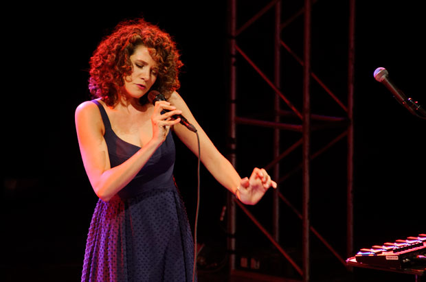 Cyrille Aimée y sus loops / Foto: Fundación Teatro Nacional Sucre